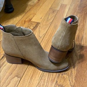 Brown suede tommy hilfiger heel boots